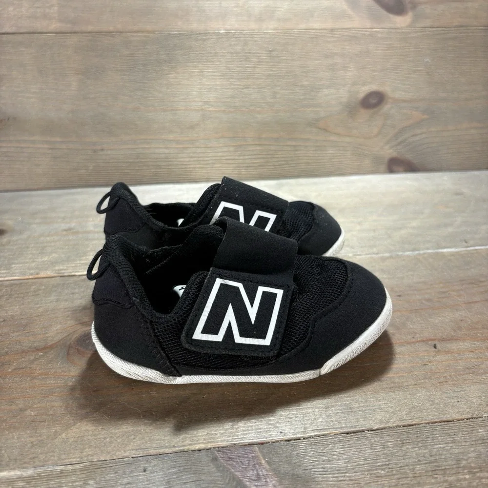 new balance new-B Boys Toddler size 5 shoes Black White Mesh Hook Loop sneakers